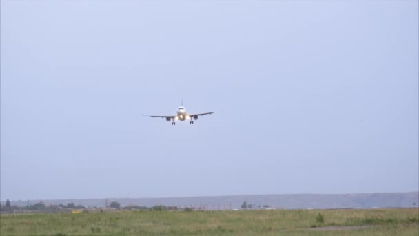 Llegada del avión - Vista frontal — Vídeo de stock