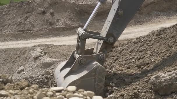 Excavator loading gravel — Stock Video