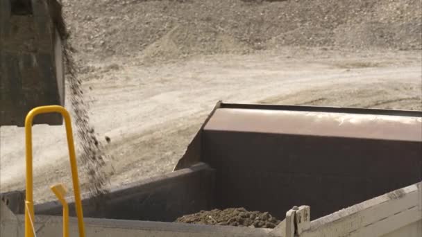 Pala de excavadora carga un camión volquete — Vídeos de Stock