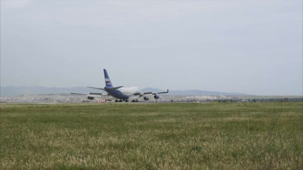 Tbilisi - Gruzie 15 června 2016 - letadlo příjezdu - pojezdové scéna — Stock video