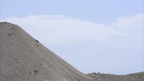 TBILISI - GEORGIA 16 de junho de 2016 - Escavadeira carrega cascalho na pedreira — Vídeo de Stock