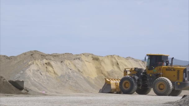 TBILISI - GEORGIA 16 Junho 2016 -Escavadeira cascalho carregamento — Vídeo de Stock