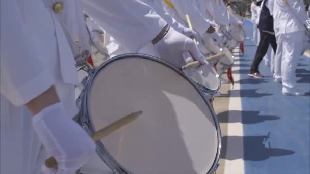 Γκρο πλαν στρατιωτική βαδίζοντας μπάντα - ντραμς — Αρχείο Βίντεο