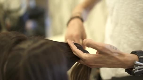 Coupe de cheveux dans un salon de coiffure — Video