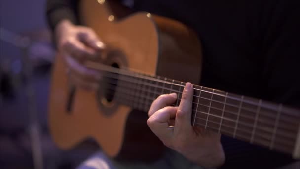 Hombre tocando la guitarra - Primer plano — Vídeos de Stock