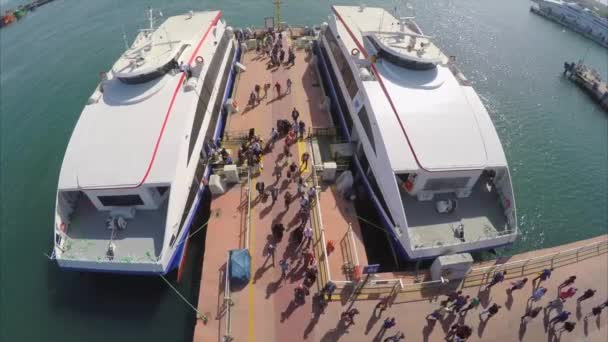 Pasajeros salen del ferry - ISTANBUL - TURQUÍA 1 JUNIO 2016 — Vídeos de Stock