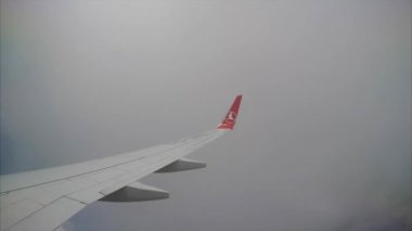 Aracılığıyla uçak uçan jet bulutlar - kanadı penceresi görünümü