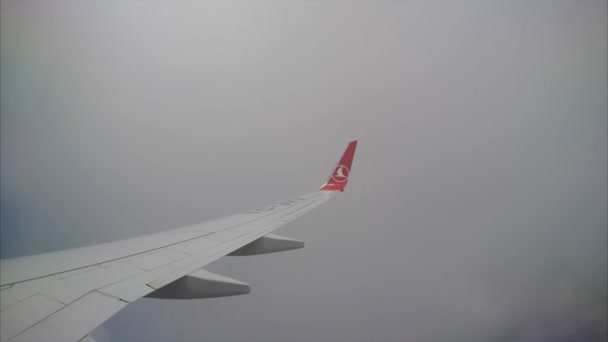Самолет летит сквозь облака - вид из окна с крылом — стоковое видео