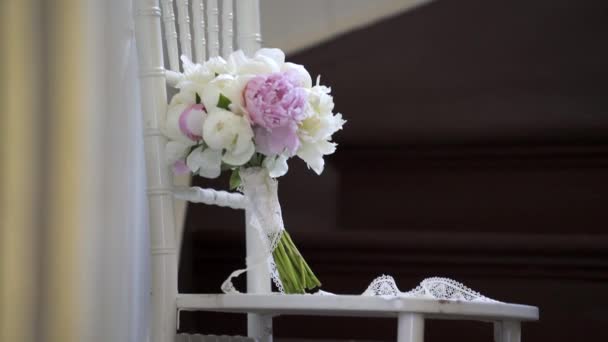 Hermoso ramo de boda en una silla — Vídeos de Stock