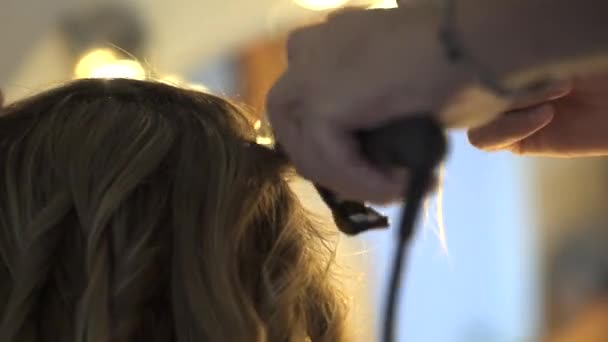 Stylista curling włosy dla młodej kobiety — Wideo stockowe