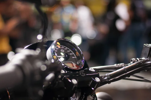 Kilometre sayacı bir dükkanda motosikletler