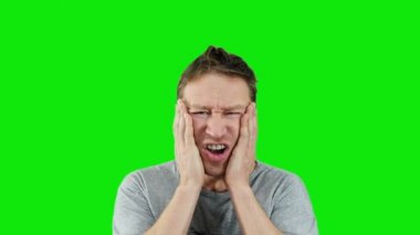 Aynaya bakıyorum sabah uykulu tıraşsız adam. Yüksek kaliteli yeşil ekran.