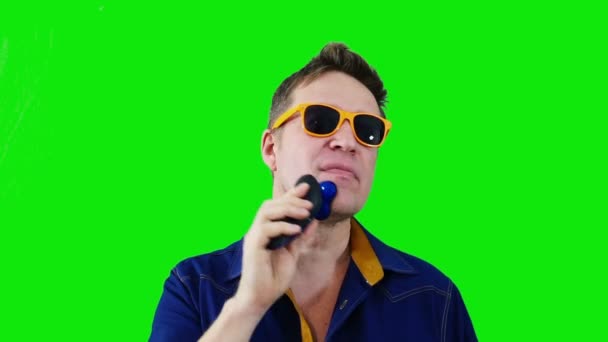 Hombre afeitado, fondo de pantalla verde de alta calidad . — Vídeo de stock