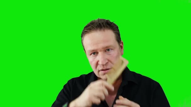 Mann rasiert sich und liest Nachrichten in Tablette. Green Screen. — Stockvideo