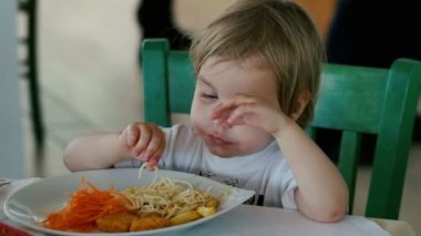 Küçük şirin kız restourant Öğle Yemeği.