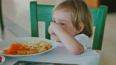 Küçük şirin kız restourant Öğle Yemeği.