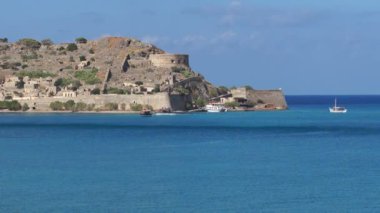 Crete, Yunanistan çok uzak olmayan Spinalonga adasının muhteşem görünümü.