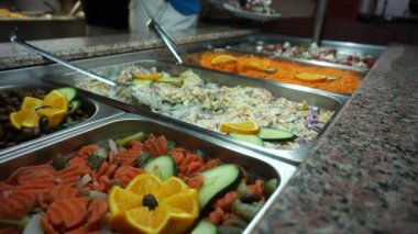 Tabak salata ve buluşma, açık büfe uygulanan insanlar.