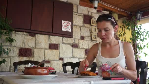 Junge Frauen essen im griechischen Außenrestaurant. — Stockvideo