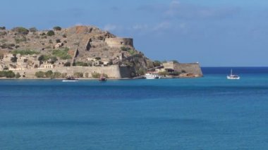 Crete, Yunanistan çok uzak olmayan Spinalonga adasının muhteşem görünümü.