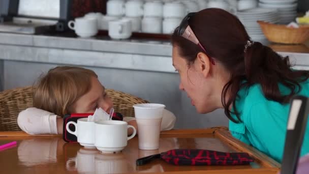 Мать и маленький смешной ребенок пончик в кафе . — стоковое видео