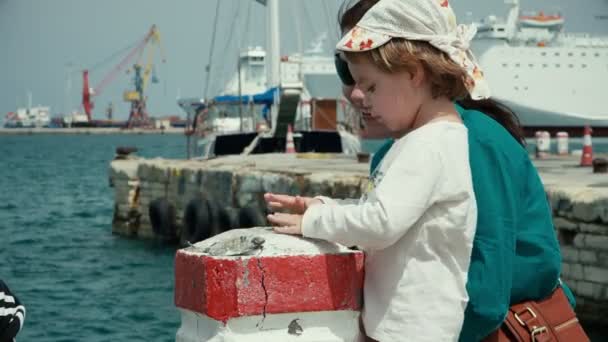 Creta ilha, mãe e menina assistindo isca para a pesca e equipamentos para a pesca . — Vídeo de Stock