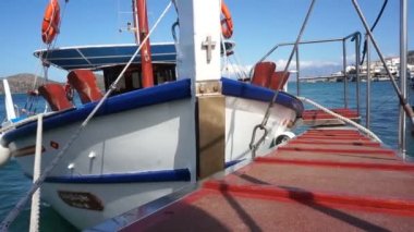 Küçük gemi limanda, Girit, deniz görünümü. Gemi güvertesinde kameraysa.