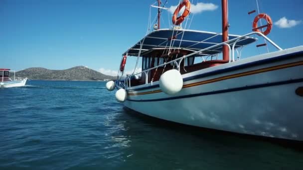 Kis hajó a kikötő, nézetet, a Krétai tengerre. — Stock videók