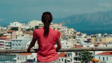 Genç çift göl ya da deniz ve Yunan kent görünümünü hayran.