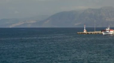 Deniz feneri ve deniz muhteşem manzarası.