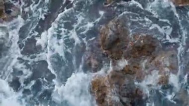 Dalgalar tarafından cliff kırma için Üstten Görünüm.