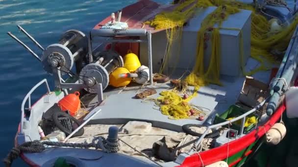 Boot oder kleines Schiff mit Angelausrüstung liegt an der Anlegestelle in der schönen griechischen Stadt. — Stockvideo