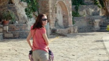 Bebek arabası Gölü kıyısında yürüyen güzel bir kadınla.