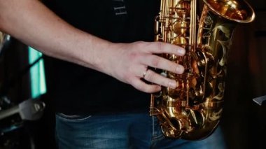 Kadın şarkıcı ve saksafon adam, vokal grubu.