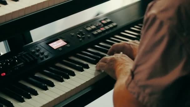 Elektronik piyano klavye çalmaya adam. — Stok video