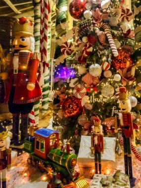 İçinde büyük bir fındıkkıran askeri, klasik bir oyuncak tren ve ağır dekore edilmiş bir ağaç bulunan nostaljik Noel gösterisi. Sıcak sicim ışıkları ve şenlikli kırmızı altın renkler büyülü, kaprisli bir sahne yaratır. Tatil reklamları ve pazarlama için mükemmel..