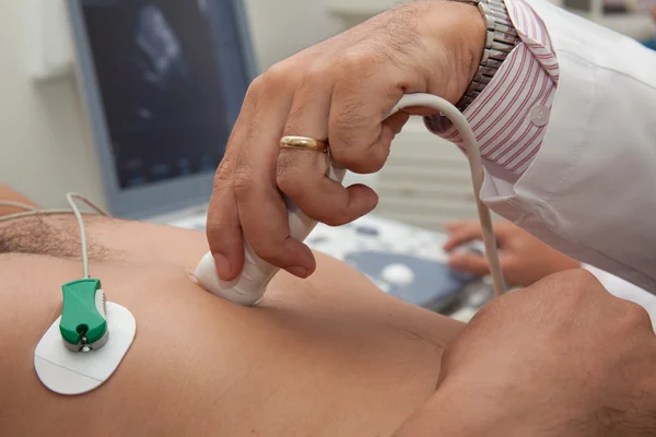 Médico realizando um ecocardiograma — Fotografia de Stock