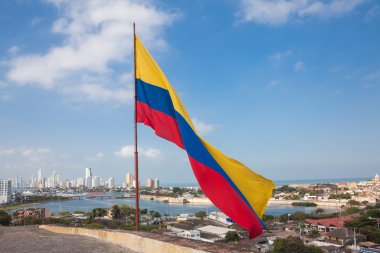 San Felipe Castle Cartagena de Indias üzerinde sallayarak, Kolombiyalı bayrak