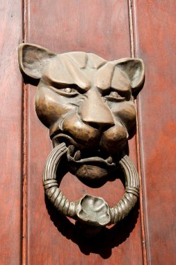 Kapı tokmağı aslan şeklinde