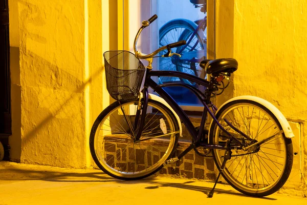 Fahrrad in Cartagena de Indias unter der Straßenlaterne — Stockfoto