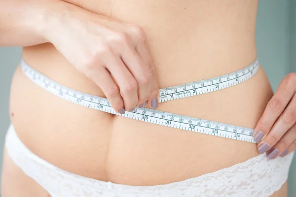 Mujeres midiendo su circunferencia de cintura —  Fotos de Stock