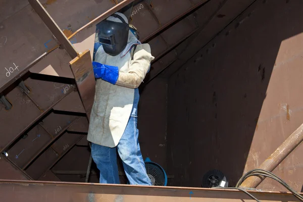 Homem soldagem vestindo roupas e equipamentos de proteção — Fotografia de Stock