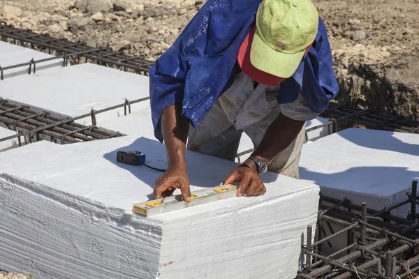 Trabajadores de la construcción Nivelación — Foto de Stock