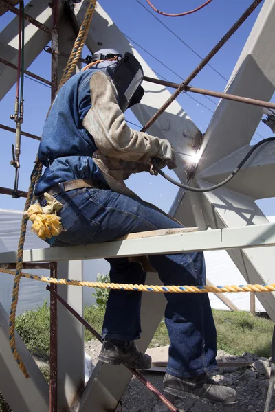 Estruturas metálicas de soldadura — Fotografia de Stock