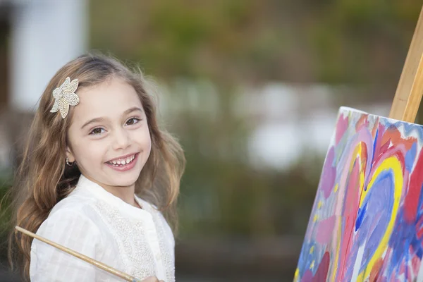 Pequeno artista criando uma pintura — Fotografia de Stock