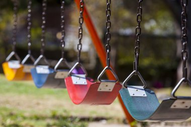 Parkta boş renkli salıncaklar