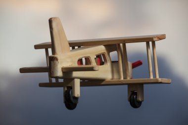 Ahşap uçak uçan fırtınalı gökyüzü altında - gidiyor