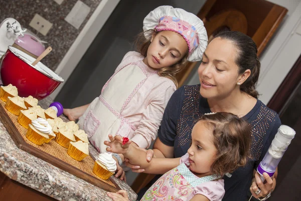 Decoración de cupcakes con mamá — Foto de Stock