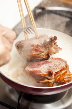 Yakıcı ve sığır bonfile madalyonlar pişirme