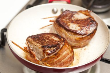 Yakıcı ve sığır bonfile madalyonlar pişirme